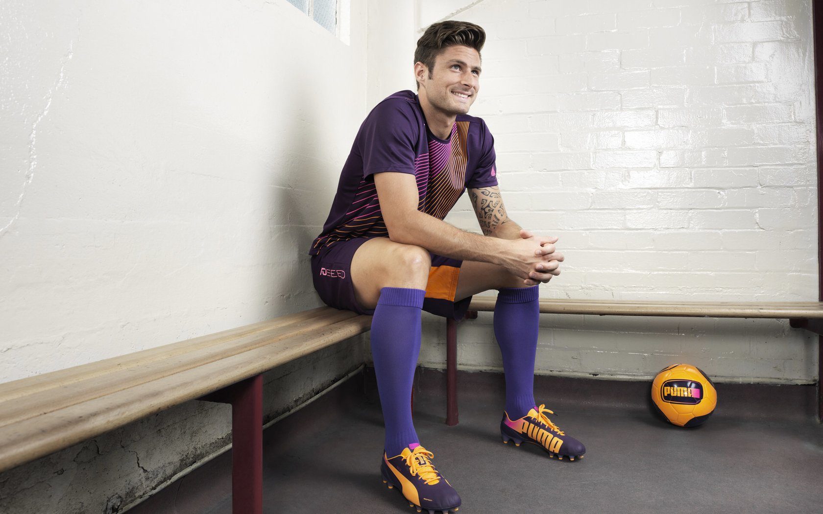 “青少年足球训练营吸引大批青少年，踢出梦想”，青少年足球训练营文化节手抄报