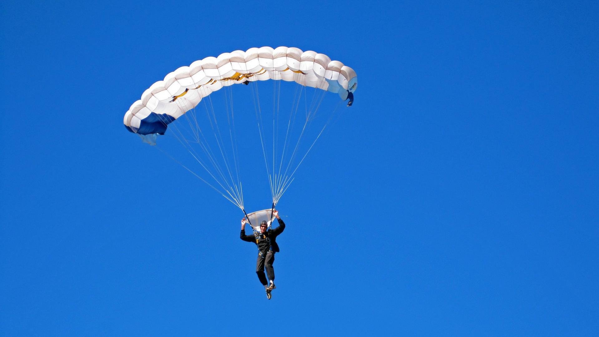 摩洛哥骑手阿米尔·本·哈桑在2024年巴黎奥运会三项赛中以“Courage”马匹获得第20名，表现出色。