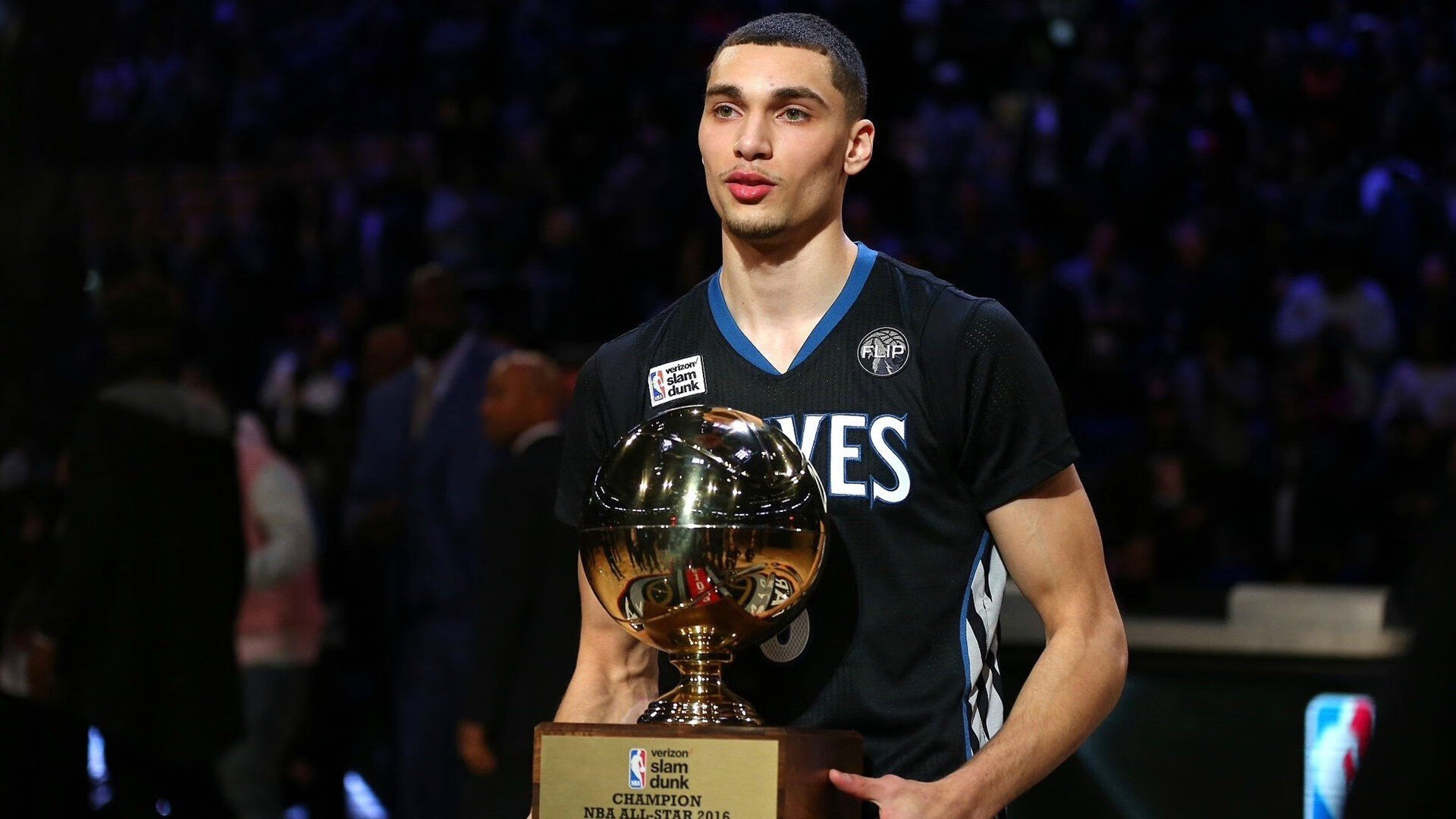 欧冠现场的球迷创意装扮大比拼,欧冠足球服